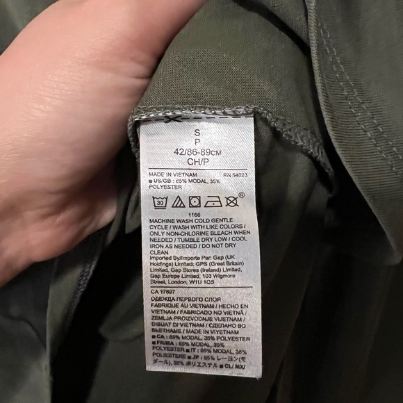 🤍 Banana Republic Basic Long Sleeve Tee - Picture 3 of 3